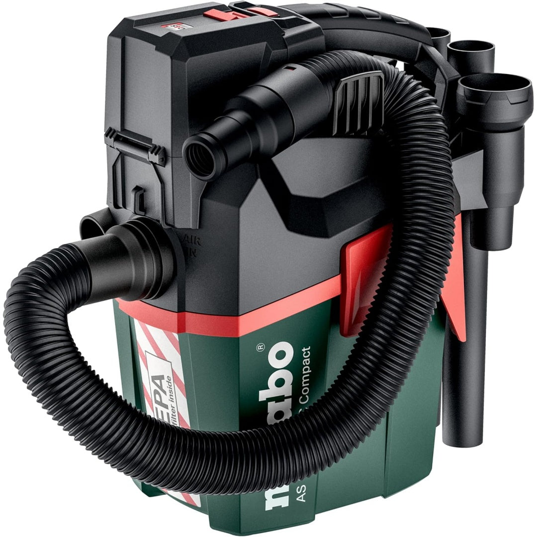 Cet aspirateur eau et poussiere combine une technologie lithium ion et une tension annoncee de 18 V